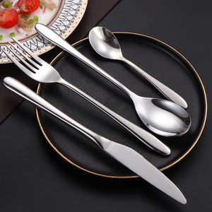 Ensemble de couverts de table classiques et fonctionnels UM STEEL en acier inoxydable – Cuillères, fourchettes, couteaux – Vaisselle équilibrée et écologique pour la maison - Product Image 2