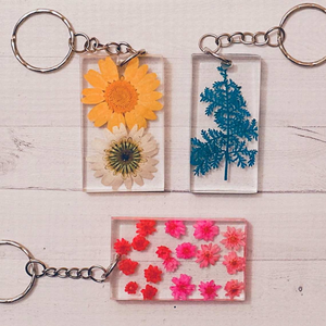 Nouveau porte-clés original en résine florale artisanale, design traditionnel, fleurs pressées, prix de gros - Product Image 2
