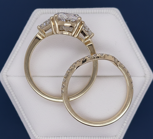 Bague de fiançailles ovale en or jaune 3,25 carats avec diamant de laboratoire VVS2 certifié IGI, monture halo, vente en gros - Product Image 6