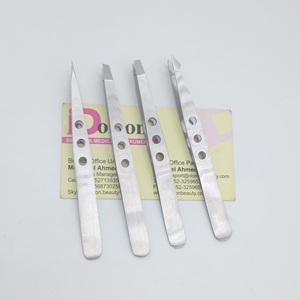 Pince à épiler sourcils en acier inoxydable à pointe biseautée avec poignée perforée, personnalisable avec logo, pour épilation des poils incarnés. - Product Image 1