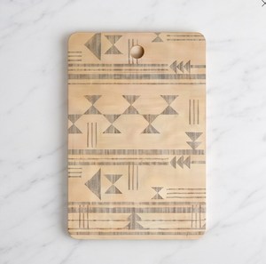 Elegante Tabla de Cortar Rectangular de Madera Clara con Patrón Geométrico Impreso y Orificio para Colgar - Product Image 4