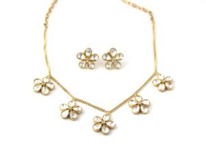 Conjunto de collar y aretes de cuarzo blanco con baño de oro de 18k para mujer - Joyería hecha a mano con latón chapado en oro - Product Image 4