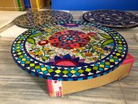 Table basse ronde moderne haut de gamme en marbre avec incrustation de mosaïque, design floral et oiseaux en Pietra Dura, faite à la main, décoration de luxe en pierre pour la maison