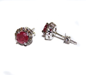 Vente en gros de boucles d'oreilles clous en argent sterling 925 massif avec halo de diamants et rubis naturels ronds, Memoria Jewels - Product Image 1