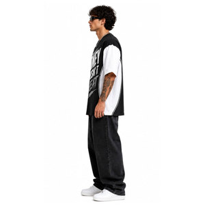 Camiseta de hombre oversize en contraste blanco y negro, de manga corta, cuello redondo, con diseño de letras estampadas, estilo urbano, tejida y con relieve. - Product Image 6