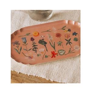 Plateau décoratif en émail floral fait main, plateau de service en métal pour la décoration de la maison, plateau rectangulaire à bord festonné, vaisselle en émail vintage - Product Image 1