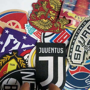 Insignias Metálicas Personalizables de Alta Calidad para Camisetas de Equipo con Parches Bordados Detallados y Decoración de Encaje Tejido - Product Image 6