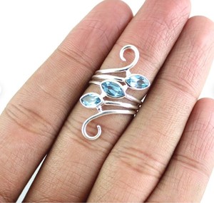 Bague triple pierre en topaze bleue naturelle en argent sterling 925, faite à la main, avec trois pierres marquise bleues, style ouvert et imposant, vente en gros - Product Image 2