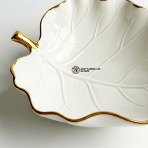 ชามเซรามิกสีขาวขอบทองรูปใบไม้ สำหรับใส่เครื่องประดับ ขนม ของตกแต่งบ้าน ภาชนะบนโต๊ะอาหาร และของประดับงานแต่งงาน - Product Image 5