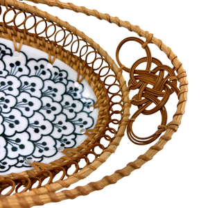 Assiette ovale en céramique faite à la main avec des poignées tissées en rotin à motif floral noir Plateau de service décoratif pour la cuisine à la maison et la fête - Product Image 4