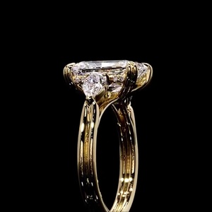 Anillo de Compromiso de Oro de 18K con Tres Diamantes Cultivados en Laboratorio de Corte Ovalado Color E VVS1 y Piedras Laterales para Mujer, Certificado IGI - Product Image 1