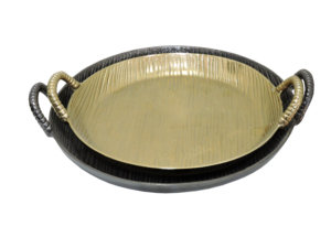 Bandeja de Servir Metálica Vintage con Interior Dorado y Asas Dobles, Vajilla Decorativa Hecha a Mano - Product Image 1