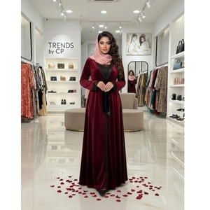 Eleva tu Colección de Ropa Formal para Mujer: Impresionante Bata Larga de Terciopelo Premium que Ofrece una Sensación Natural y Lujosa - Product Image 3