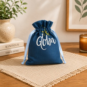 Pochette en coton imprimée avec cordon de serrage |   Sac cadeau et de rangement réutilisable avec lettrage personnalisé |   Pochette organisatrice en tissu avec cordon de serrage - Product Image 1