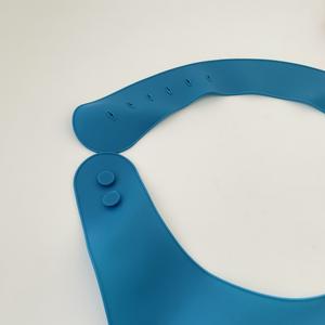 Bavoir en silicone pour adultes, réglable et lavable, imperméable avec poche récupératrice de miettes, qualité alimentaire, compatible lave-vaisselle, pour hommes et femmes, soins aux personnes âgées - Product Image 2