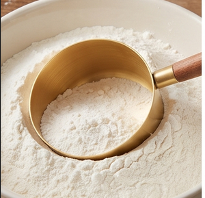 Tasses à mesurer élégantes en laiton avec poignées en bois, outils de mesure en métal parfaits pour une cuisson et une pâtisserie précises - Product Image 5
