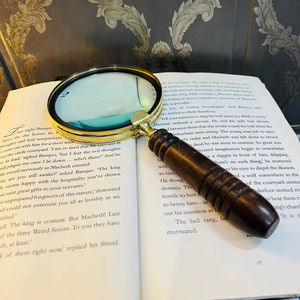 Lupa de 4 pulgadas con acabado en latón y mango redondo de madera - Product Image 1