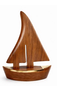 Décoration artisanale en bois sculpté en forme de voilier - Product Image 3