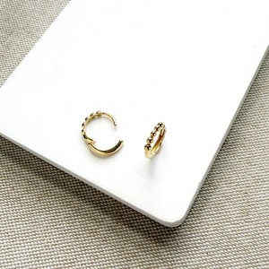 Pendientes de Aro Huggie de Oro Laminado de 14K con Cuentas y Bisagras, Joyería Fina para Mujer, Uso Diario - Product Image 1