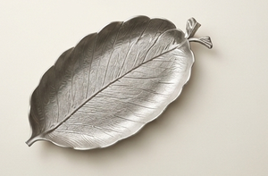 Plateau de service en métal en forme de feuille, finition argentée avec texture veineuse détaillée, vaisselle de luxe pour la maison et le salon - Product Image 3