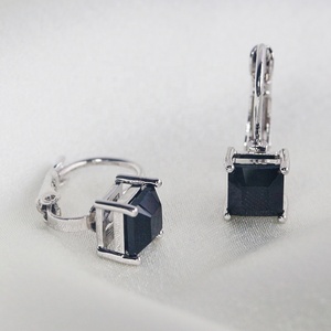 Boucles d'oreilles créoles carrées noires ornées de cristaux Swarovski, bijoux en argent sterling 925 Daisini - Product Image 6