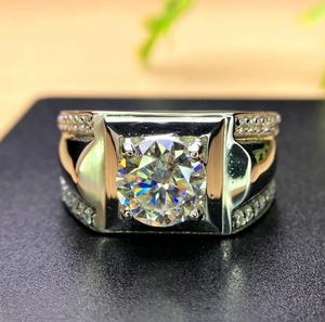 Bague de fiançailles pour homme en moissanite 2 carats, sertissage à griffes, taille brillant, couleur D, certifiée VVS, en argent sterling 925 plaqué or 14K - Product Image 1