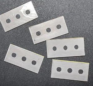 RADHIKA ENTERPRISE Lame industrielle à 3 trous 43x22x0.10mm résistante à l'usure pour le découpage de ruban adhésif et de film BOPP - Product Image 1