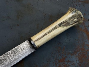 Couteau de chasse en acier damas forgé à la main avec manche en os de chameau et étui en cuir, lame à pointe tombante - Product Image 4