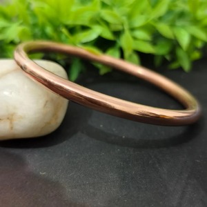 Bracelet artisanal en cuivre lisse, haute brillance, luxe classique, personnalisable pour les événements festifs et les cadeaux - Product Image 1