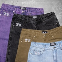 Jeans en denim tissé 100% coton, coupe droite vintage, taille mi-haute ample, coupe Bigboy, couleur clair/délavé, avec logo personnalisable brodé et gaufré
