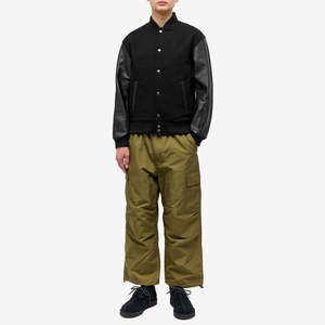 Veste universitaire pour homme personnalisée de haute qualité, corps en laine noire, manches en cuir véritable, style vintage streetwear, veste bomber letterman - Product Image 3