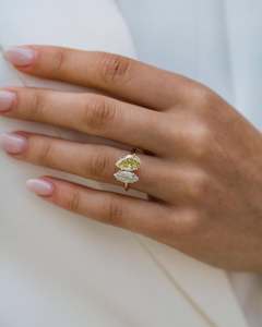 Anillo Solitario de Dos Piedras con Diamante Amarillo en Forma de Pera de 2.4 CT y Diamante Cultivado en Laboratorio con Corte Marquise de 1.4 CT, Certificado IGI - Product Image 3