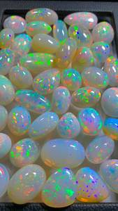 โอปอลเอธิโอเปียธรรมชาติทรงคาโบชอง รูปทรงรังผึ้ง หลายสีรุ้ง โอปอลประจำเดือนตุลาคม พลอยหลวม - Product Image 2
