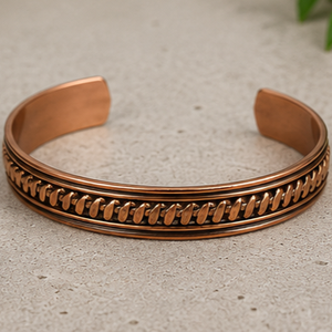 กำไลข้อมือทองแดงแท้ประดับด้วยโซ่ถักแบบเรียบหรู เครื่องประดับทองแดงสไตล์มินิมอล ผลิตด้วยเทคนิคการทำมือโดยช่างโลหะ - Product Image 4