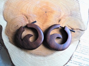 Boucles d'oreilles en bois, design en spirale brun foncé, bijoux en bois faits à la main, finition naturelle, accessoires de style bohème - Product Image 4
