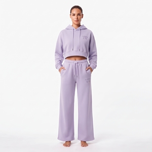 Conjunto de dos piezas de algodón y felpa para mujer: Sudadera corta con capucha de manga larga y hombros caídos, y pantalón jogger de pierna ancha. Ropa casual al por mayor. - Product Image 3