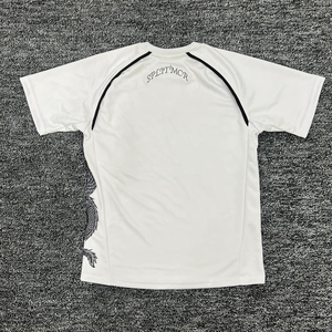 Ensemble streetwear gothique tie-dye personnalisé pour hommes – T-shirt et short avec typographie audacieuse – Style urbain tendance avec motif lettres - Product Image 1