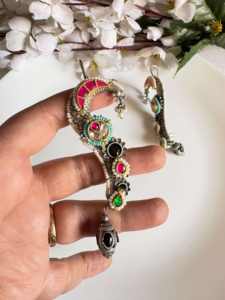 Pendientes de latón de diseño de alta demanda con diseño de pavo real y pendientes de latón hechos a mano disponibles para la venta - Product Image 4