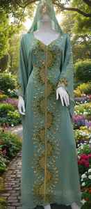 ชุดกะฟตันป่ามรกตอันงดงาม: ผลงานชิ้นเอกประดับตกแต่งด้วยมือในผ้าชีฟองสีเขียวเซจ พร้อมลวดลายดอกไม้สีทองและคริสตัลที่ประณีต - Product Image 3