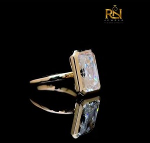Bague solitaire en or massif avec diamant de laboratoire taille radiant 2 carats, sertie clos, pour fiançailles, bijoux fins modernes |   Bagues en diamant en gros - Product Image 3
