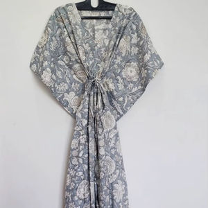 Vestido Kaftan Floral Hecho a Mano en India, Ligero, Color Gris, para Playa o Festival - Product Image 1