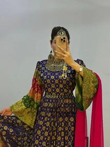 Vestido largo afgano de lujo con corpiño de terciopelo premium, intrincado bordado con hilo dorado y amplio vuelo circular. - Product Image 4