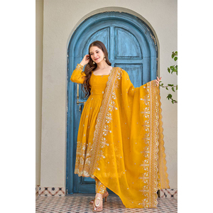 Breed verkochte Indiase kleding, rechtstreeks van de fabriek, premium zware, knapperige zijde met borduurwerk en pailletten, Anarkali pak. - Product Image 1