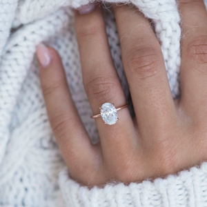 Bague de fiançailles sophistiquée de créateur avec diamant taille ovale, monture à griffes en or 14 carats, bijoux fins classiques pour femme - Product Image 1