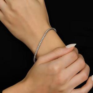 Bracelet tennis moderne en moissanite, taille brillant rond, bijou élégant pour les fêtes, les mariages et le quotidien - Product Image 1