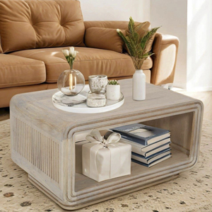 Table basse moderne en bois de manguier massif, design courbé artisanal, finition lisse blanchie à la chaux, pour salon, bureau ou centre de séjour. - Product Image 1