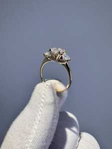 Anillo de Moissanita Trilogy: Oro de 14k, Anillo de Compromiso de Tres Piedras, Anillo de Flor con Diamantes Redondos, Joyería de Oro Amarillo Sólido - Product Image 2