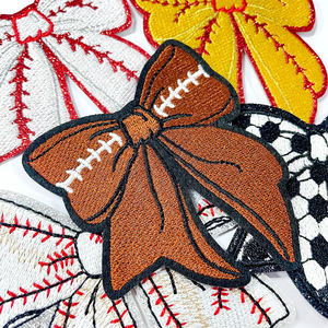 Parches Termoadhesivos para Gorras al por Mayor, Parche Bordado Pequeño con Lazo y Decoración de Purpurina para el Día del Partido de Fútbol Americano Universitario de EE. UU. - Product Image 1