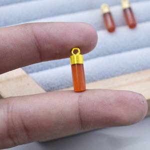Pendentif tube en cornaline orange fait main, charme en pierre cylindrique polie avec capuchon plaqué or, cadeau pour l'amour - Product Image 4