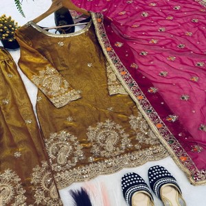 VASTRA COTTAGE Conjunto de Salwar de Lujo en Seda Fandy Crush de Alta Calidad con Bordado de Hilo y Lentejuelas, Dupatta de Faux Georgette Hecha a Mano - Product Image 5